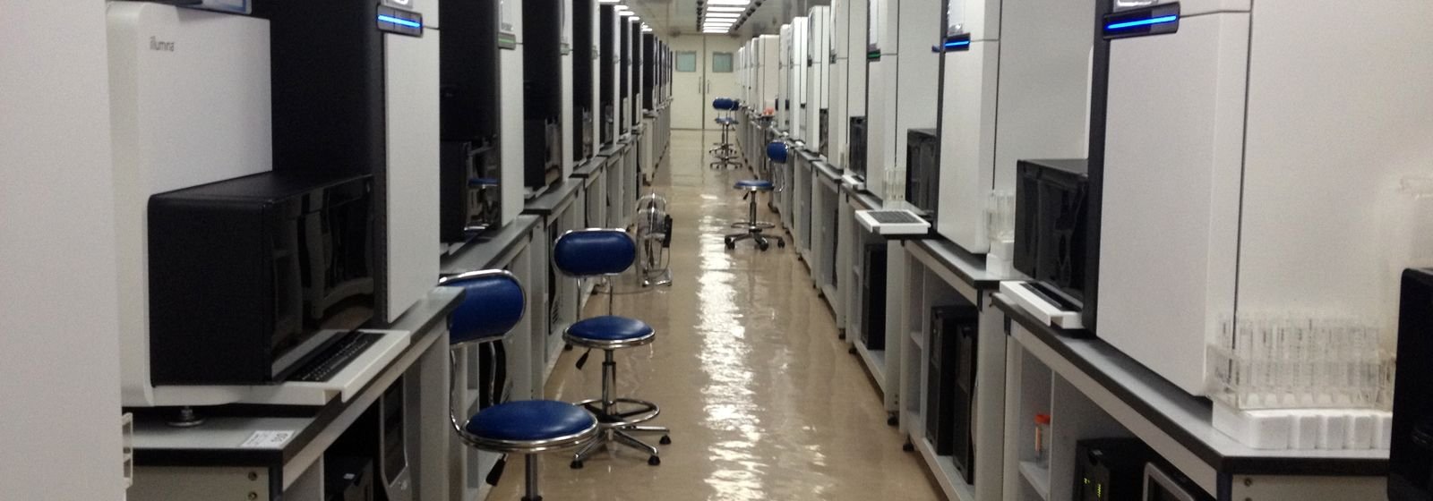Sala con secuenciadores de ADN
