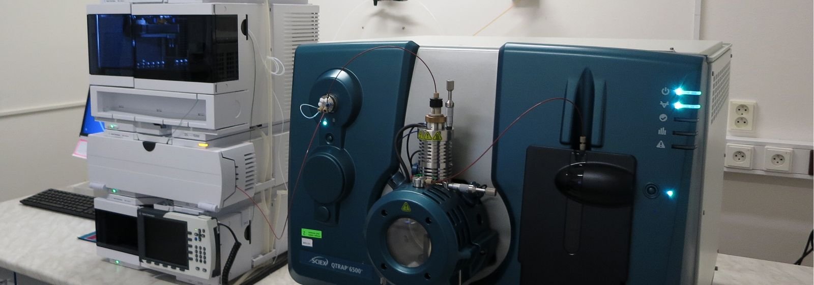 Cromatógrafo líquido con espectrómetro de masas en un laboratorio