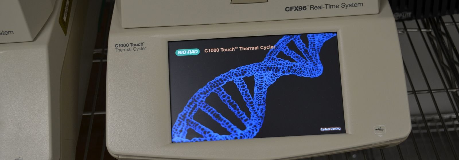 Termociclador de PCR en un laboratorio de genética